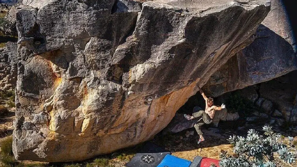 https://www.flashed.com/wp-content/uploads/2025/06/howtofallbouldering-1024x576.webp