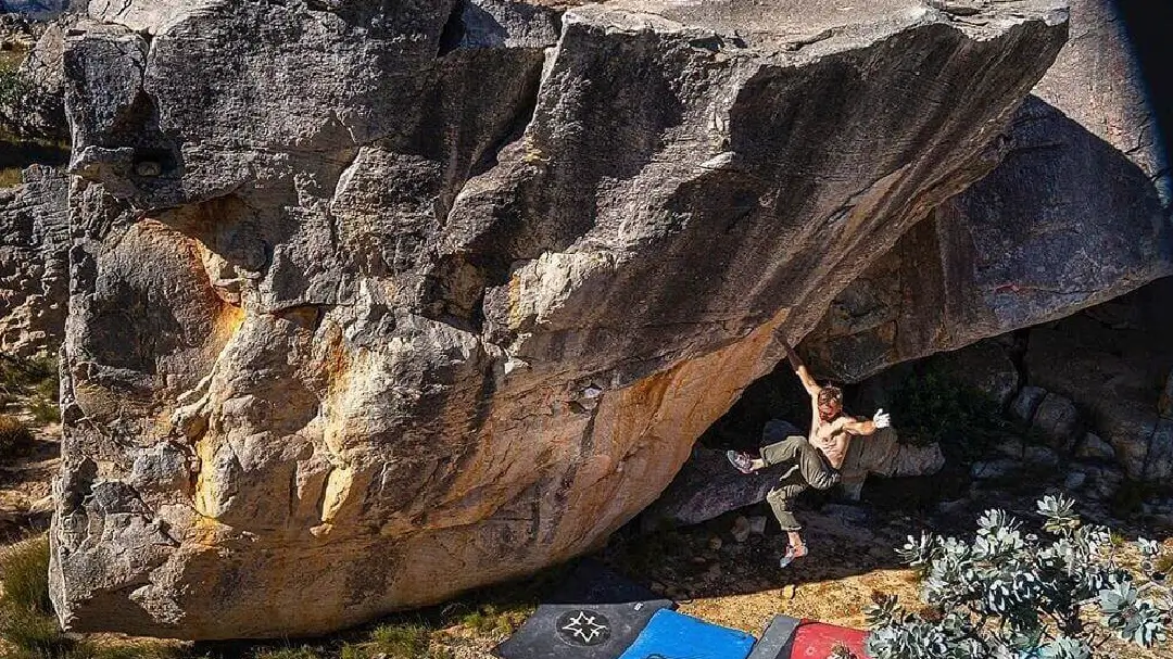 https://www.flashed.com/wp-content/uploads/2025/06/howtofallbouldering.webp